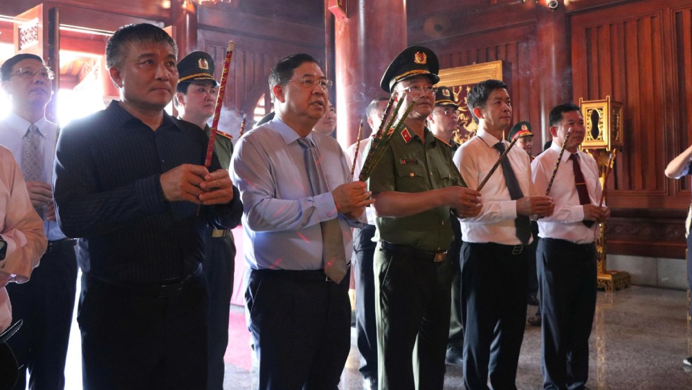 Phó Thủ tướng Thường trực Chính phủ Phạm Gia Túc cùng đoàn công tác thành kính dâng hương tại Nhà tưởng niệm Chủ tịch Hồ Chí Minh. Ảnh: Tiến Dũng/ Công an An Giang