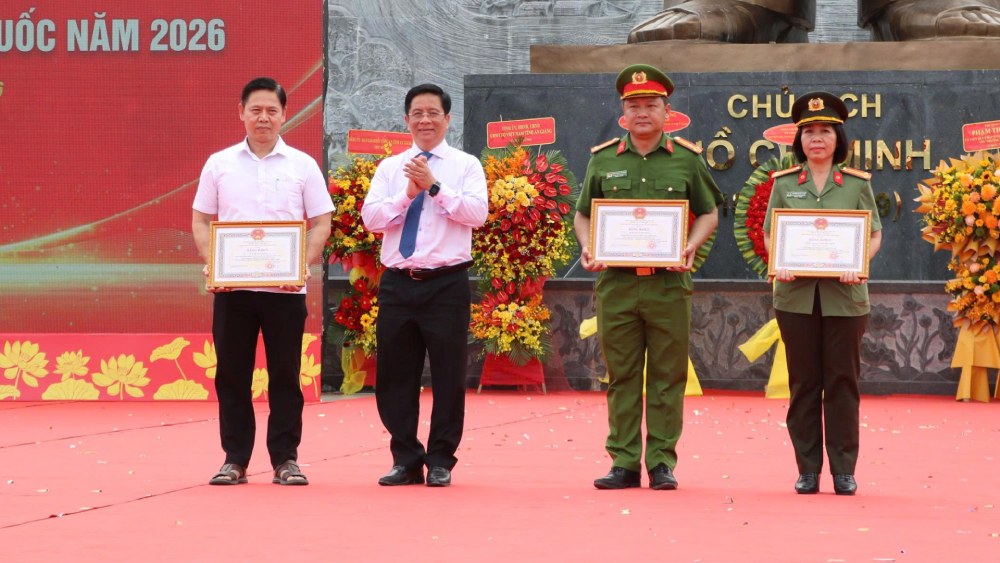 Chủ tịch UBND tỉnh Hồ Văn Mừng trao Bằng khen cho 1 tập thể và 2 cá nhân có thành tích xuất sắc trong xây dựng phong trào Toàn dân bảo vệ ANTQ. Ảnh: Tiến Dũng/ Công an An Giang