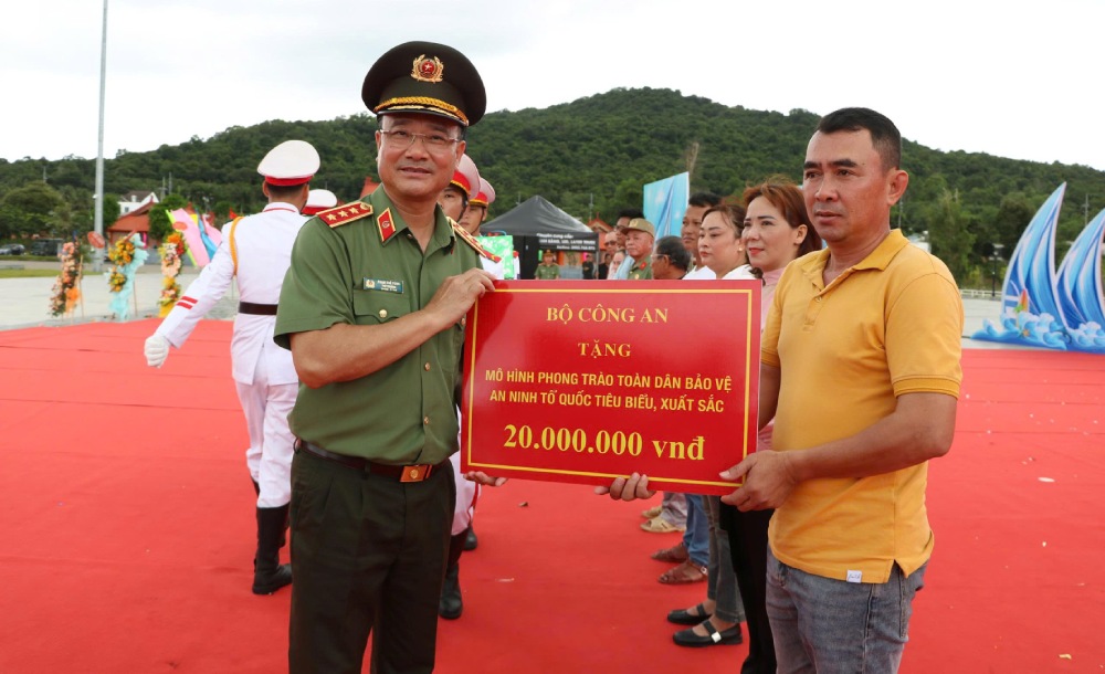 Thứ trưởng Phạm Thế Tùng trao quà của Bộ Công an tặng đại diện của Mô hình phong trào Toàn dân bảo vệ ANTQ tiêu biểu, xuất sắc. Ảnh: Tiến Dũng/ Công an An Giang