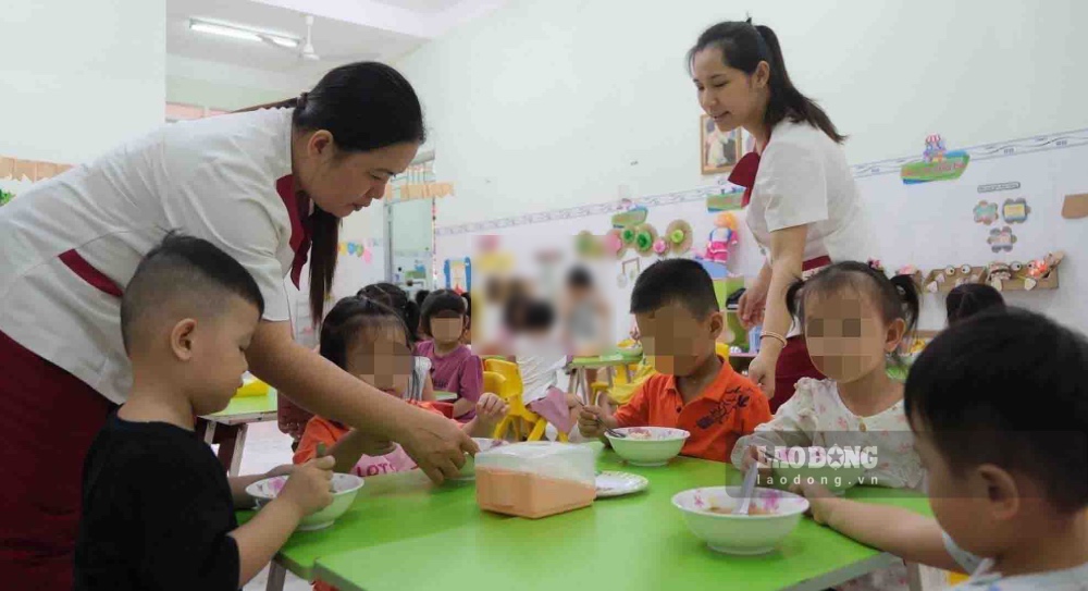 Giáo viên mầm non chăm sóc trẻ. Ảnh: Phong Linh.