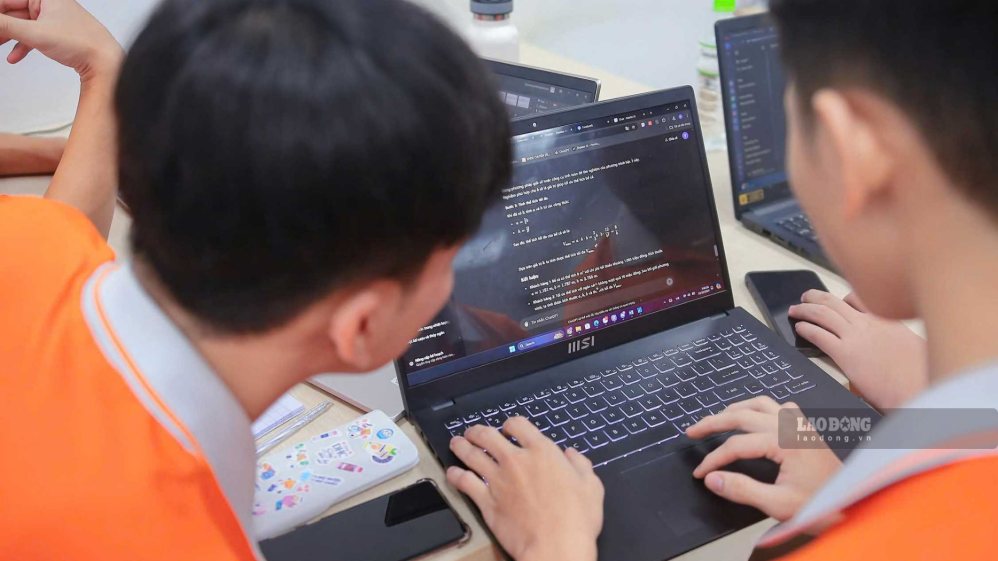 More than 50% of candidates choosing STEM groups (Science, Technology, Engineering and Mathematics) are considered positive signals. Photo: My Ly