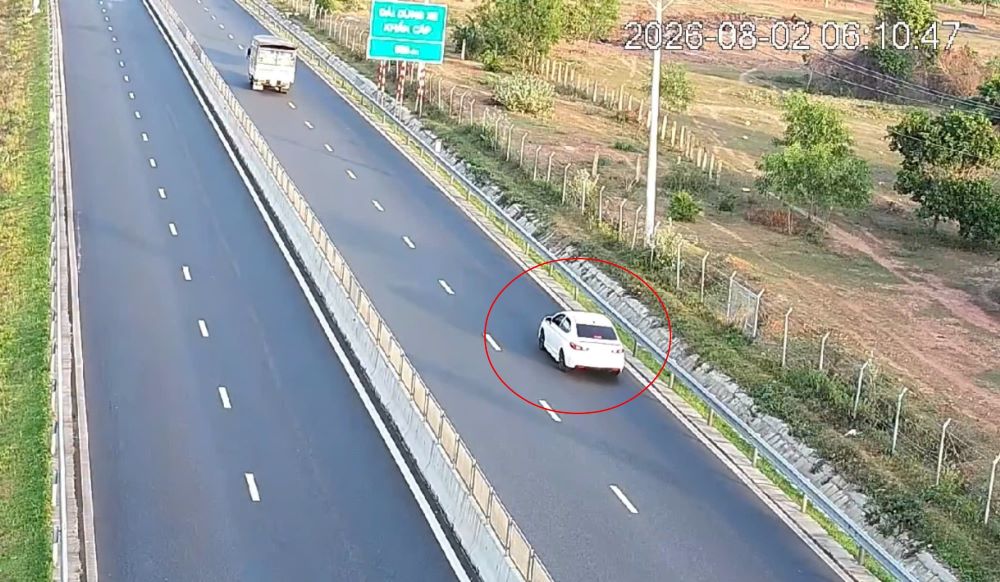 Driver reversing car on Vinh Hao - Phan Thiet expressway is recorded by Traffic Police. Photo: Traffic Police provided