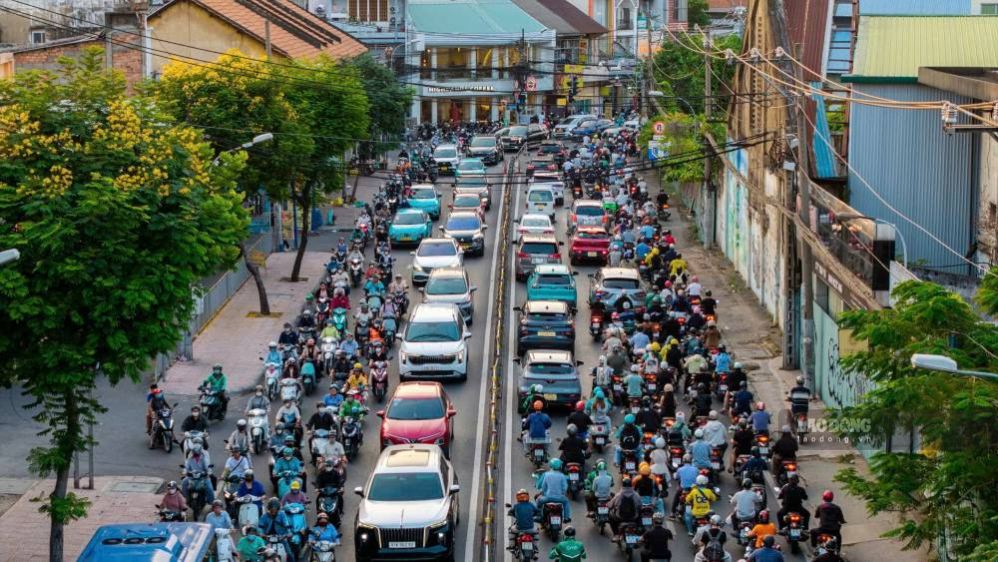 When completed, Thu Thiem 4 bridge will contribute to reducing the load on Nguyen Tat Thanh street. Photo: Anh Tu