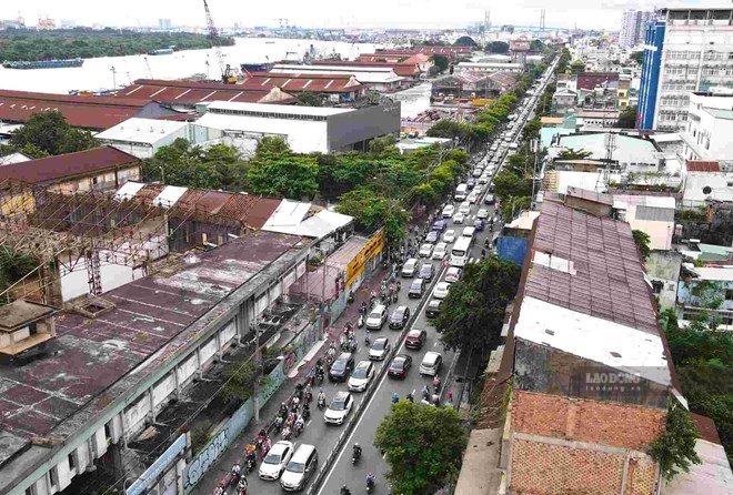 Ùn tắc kéo dài trên đường Nguyễn Tất Thành giờ cao điểm. Ảnh: Anh Tú