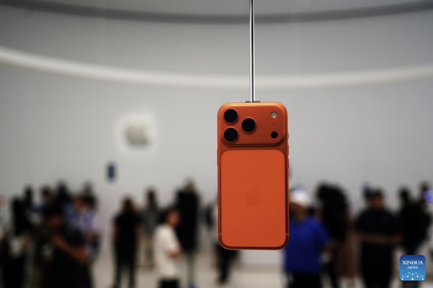 Prices of iPhone 17 products at Vietnamese retailers are still lower than on Apple's website. Photo: Xinhua