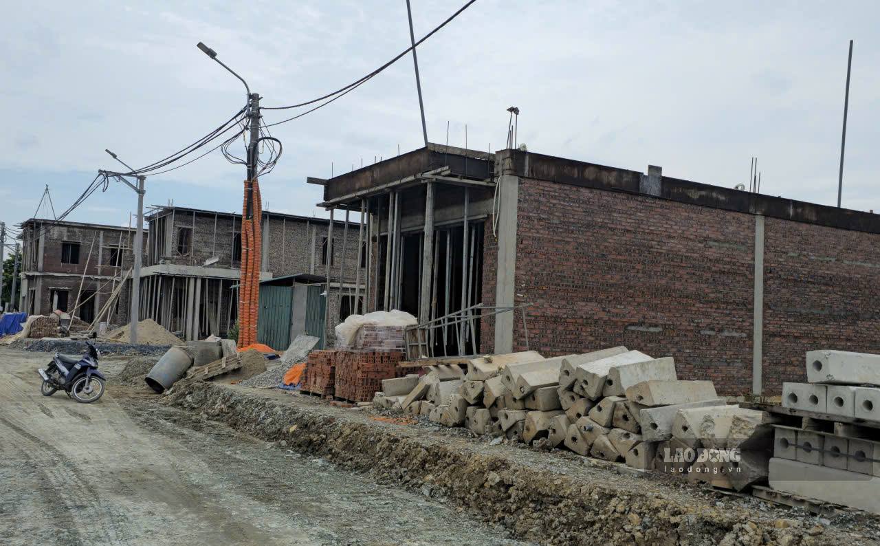 New houses of households in resettlement area hamlet 11, Khanh Nhac commune, Ninh Binh province are gradually being formed. Photo: Nguyen Truong