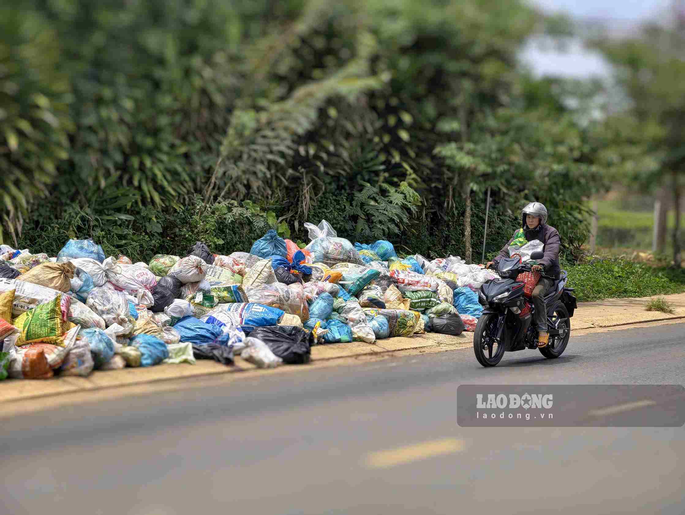 Theo thống kê, toàn tỉnh Lâm Đồng hiện còn 37 địa phương chưa ký hợp đồng xử lý rác sinh hoạt. Ảnh: Phúc Khánh