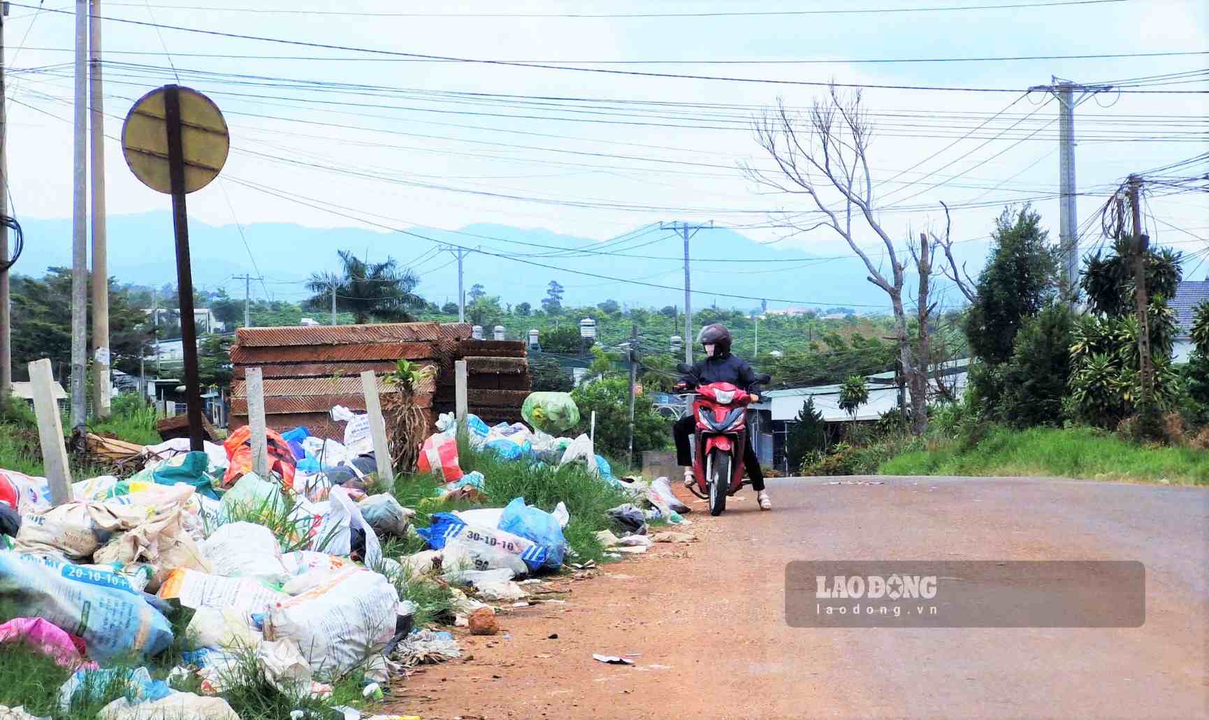 Bao Lam 1 commune is one of the localities that has not completed the signing of contracts for garbage collection, transportation and treatment. Photo: Phuc Khanh