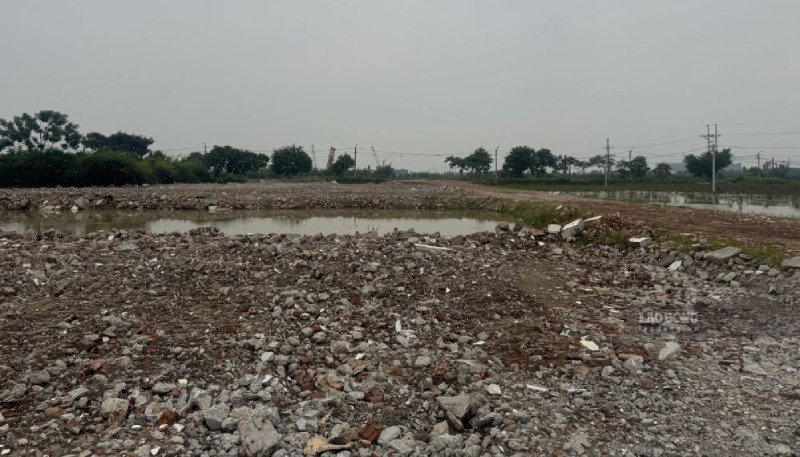 The landfill area in Phu Dong commune, vehicles carrying solid waste go from Linh Nam road to dump directly here. Photo: PV Group