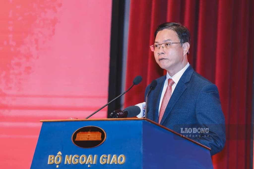 Thứ trưởng Bộ Ngoại giao Ngô Lê Văn báo cáo tại hội nghị. Ảnh: Hải Nguyễn
