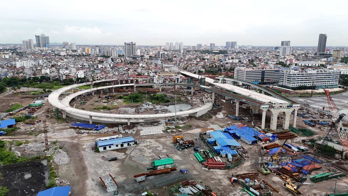 Construction of the Nguyen Trai bridge project and urban embellishment of the surrounding area. Photo: Hoang Khoi