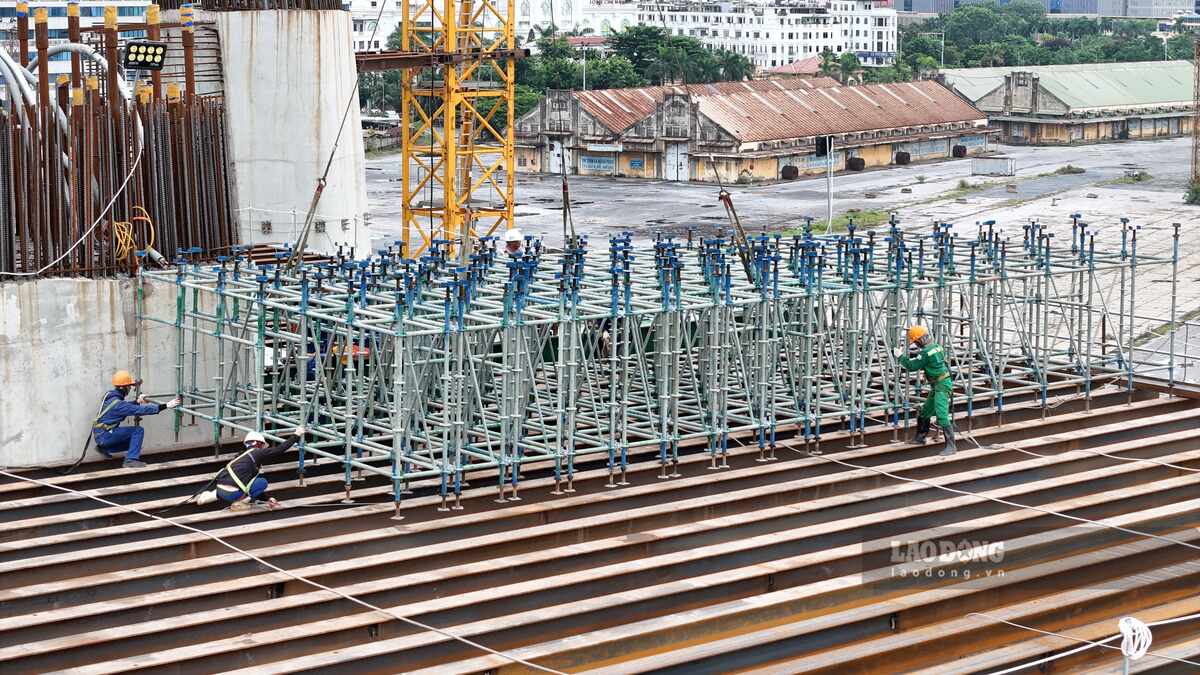 Các nhà thầu huy động nhân lực, vật lực tăng ca, tăng kíp để bảo đảm tiến độ dự án. Ảnh: Hoàng Khôi