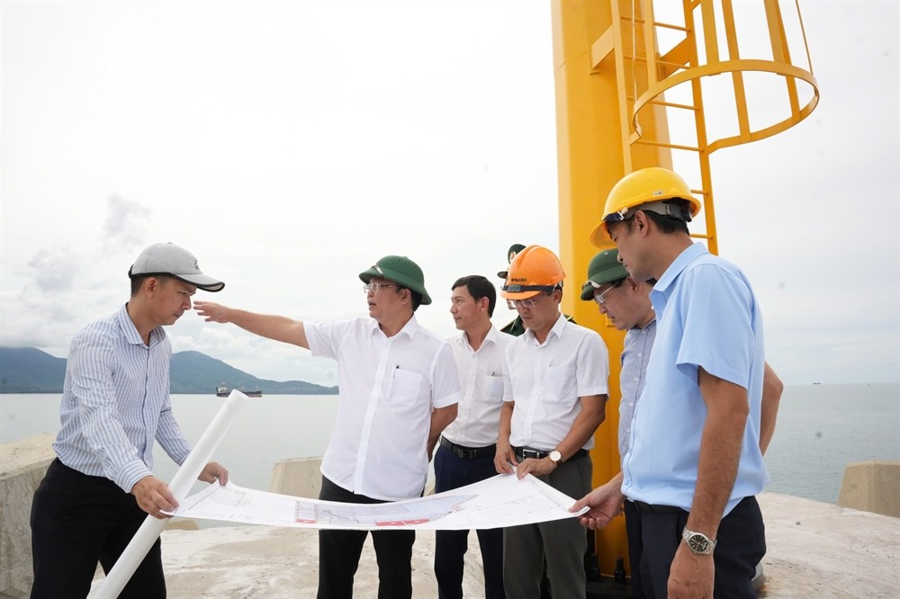 Chairman of the City People's Committee Le Tri Thanh (2nd from left) inspects and requests to accelerate the progress of key projects. Photo: Hue City People's Committee
