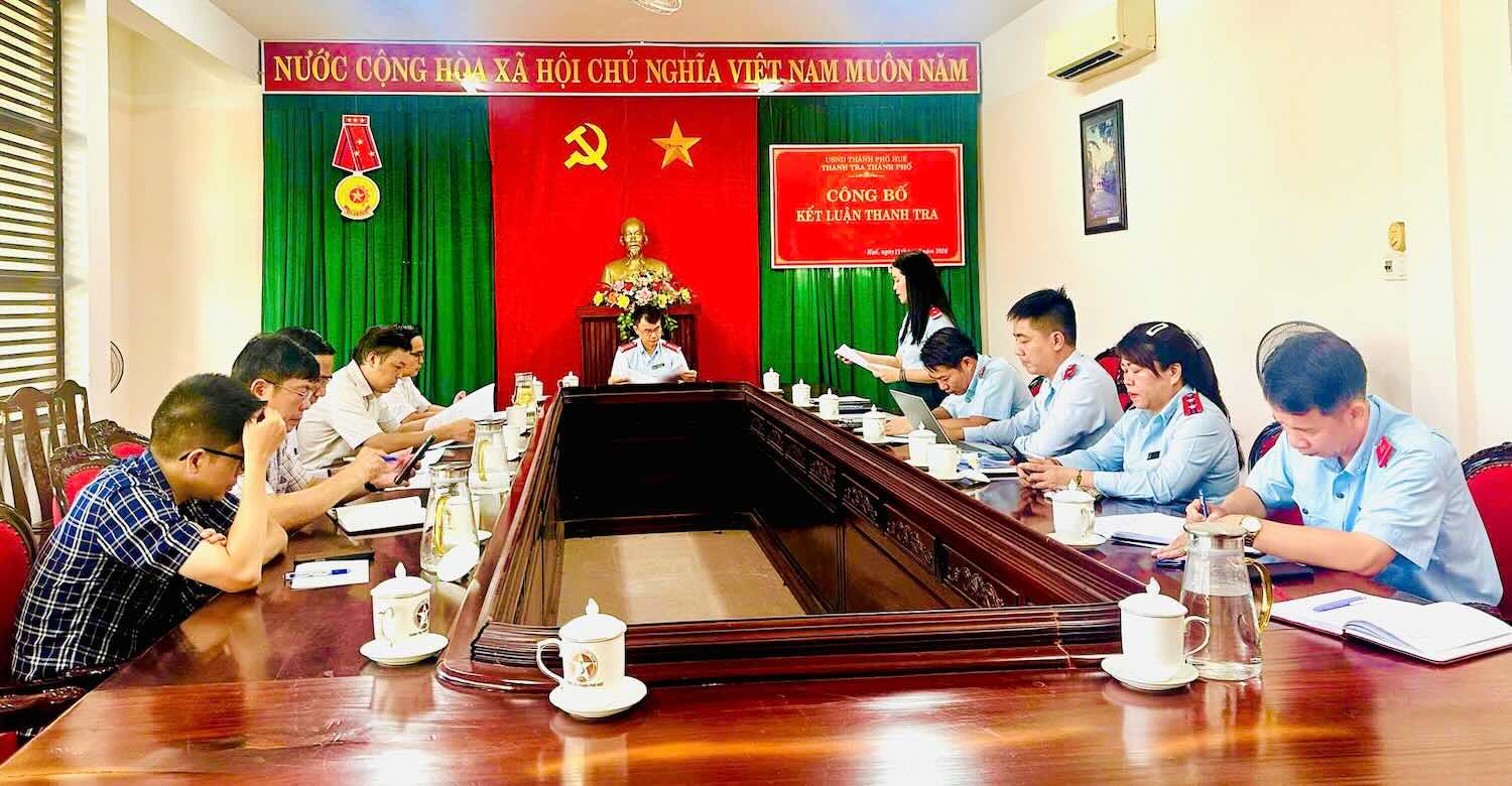 Ms. Ngo Thi Kim Cuc - head of the inspection team announced the inspection conclusion. Photo: Hue City Inspectorate.