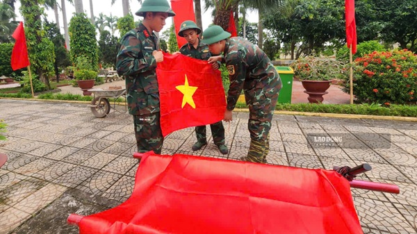 Đại tá Đoàn Chí Thắng, Phó Chủ nhiệm Chính trị Bộ Tư lệnh Thủ đô Hà Nội tin tưởng việc xác định thông tin đối với 38 ngôi mộ tại Nghĩa trang Liệt sĩ Nhổn sẽ hoàn thành đúng tiến độ. Ảnh: Minh Hạnh