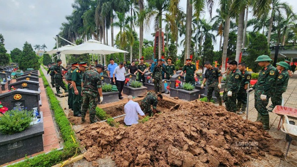 Việc lấy mẫu hài cốt liệt sĩ là nhiệm vụ có ý nghĩa chính trị, nhân văn sâu sắc. Ảnh: Minh Hạnh