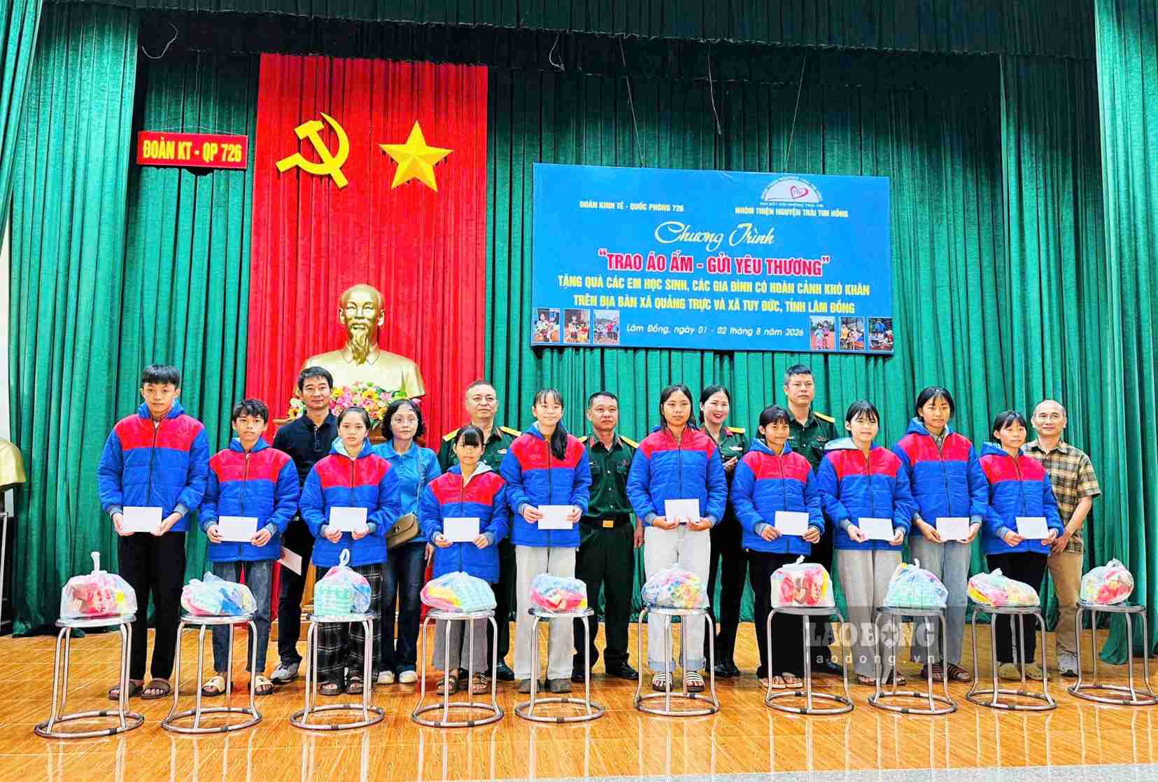 Học sinh thuộc chương trình “Cán bộ, chiến sĩ Quân đội nâng bước em tới trường” tại vùng biên Lâm Đồng nhận quà và áo ấm. Ảnh: Linh Khôi