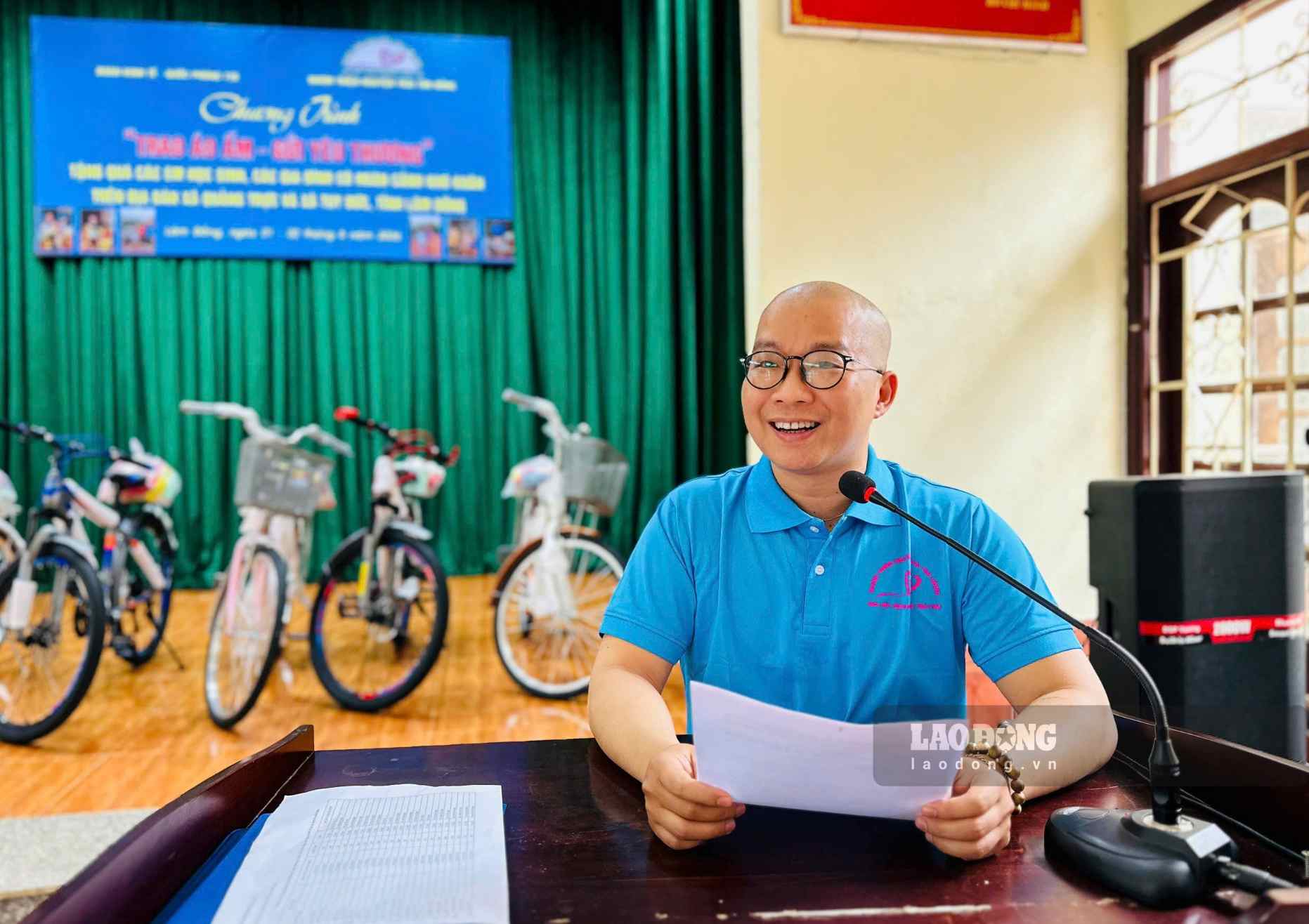 Ông Lưu Đình Long, đại diện Nhóm thiện nguyện Trái Tim Hồng, phát biểu tại chương trình. Ảnh: Linh Khôi