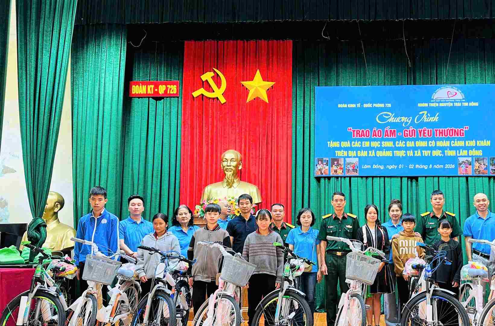 Representatives of units present bicycles to students in difficult circumstances in the border area of Lam Dong. Photo: Linh Khoi
