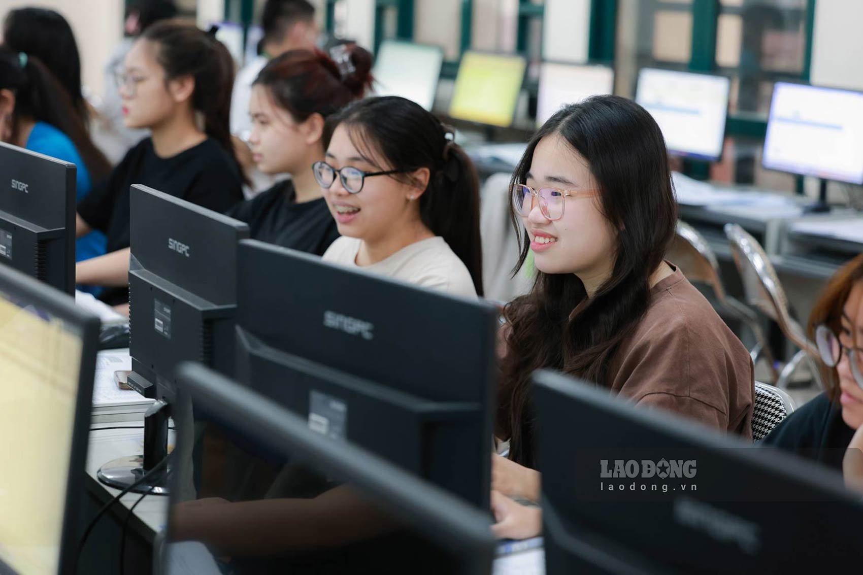 Pointing out a series of majors that open up great opportunities in the current context. Photo: Hai Nguyen