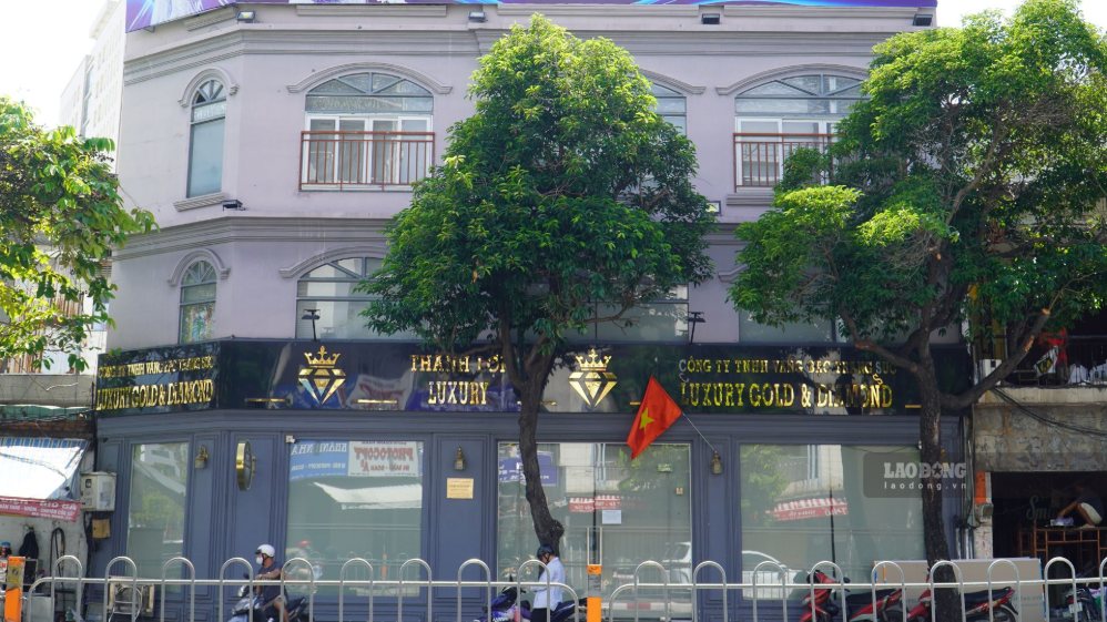 Cửa hàng kim cương trên đường Nguyễn Văn Cừ chưa mở cửa trở lại trong ngày 2.8 như thông báo trước đó. Ảnh: Ngọc Lê