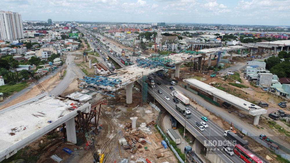 Overpass of Tan Van intersection project across Hanoi Highway. Photo: Dinh Trong