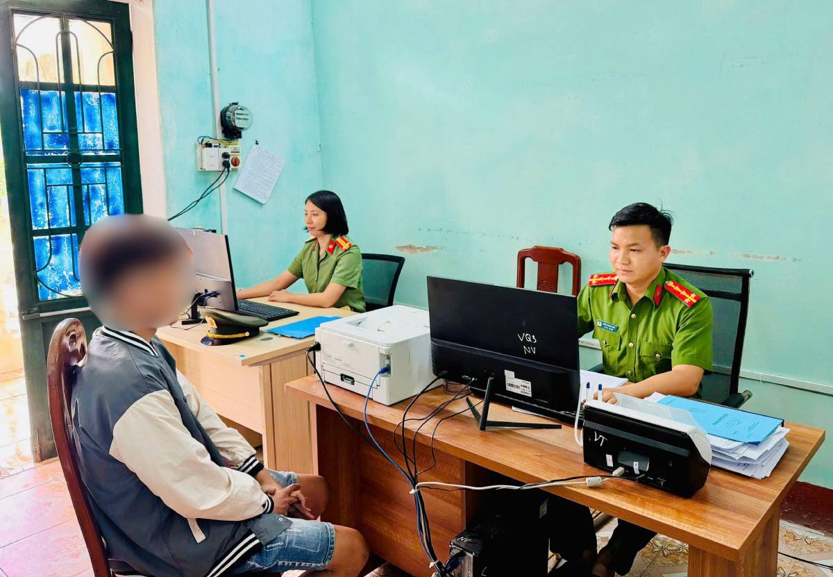 V.Q.H tại cơ quan Công an. Ảnh: Công an tỉnh Hưng Yên