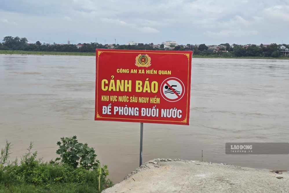 Một biển cảnh báo khu vực nước sâu nguy hiểm trên sông. Ảnh: Tô Công
