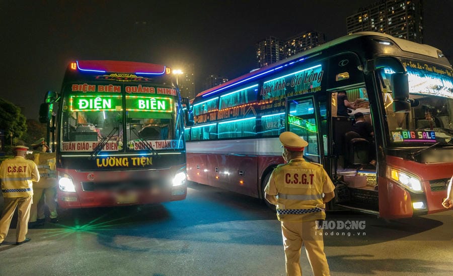 Traffic police strengthen control of passenger transport business vehicles, especially long-distance vehicles. Photo: The Ky