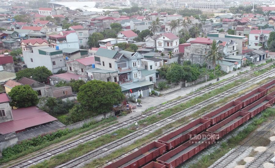 Quang Ninh - Hanoi high-speed railway project area, passing through Mao Khe ward. Photo: Doan Hung