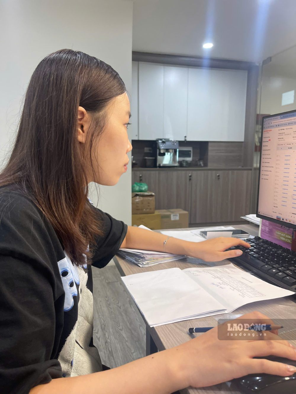 Chị Trịnh Minh Hà chuyển thuê nhà ra ngoại ô để giảm chi phí. Ảnh: Quỳnh Chi