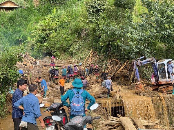 Many key roads in Lao Cai are landslides due to prolonged heavy rain. Photo: Bao Nguyen