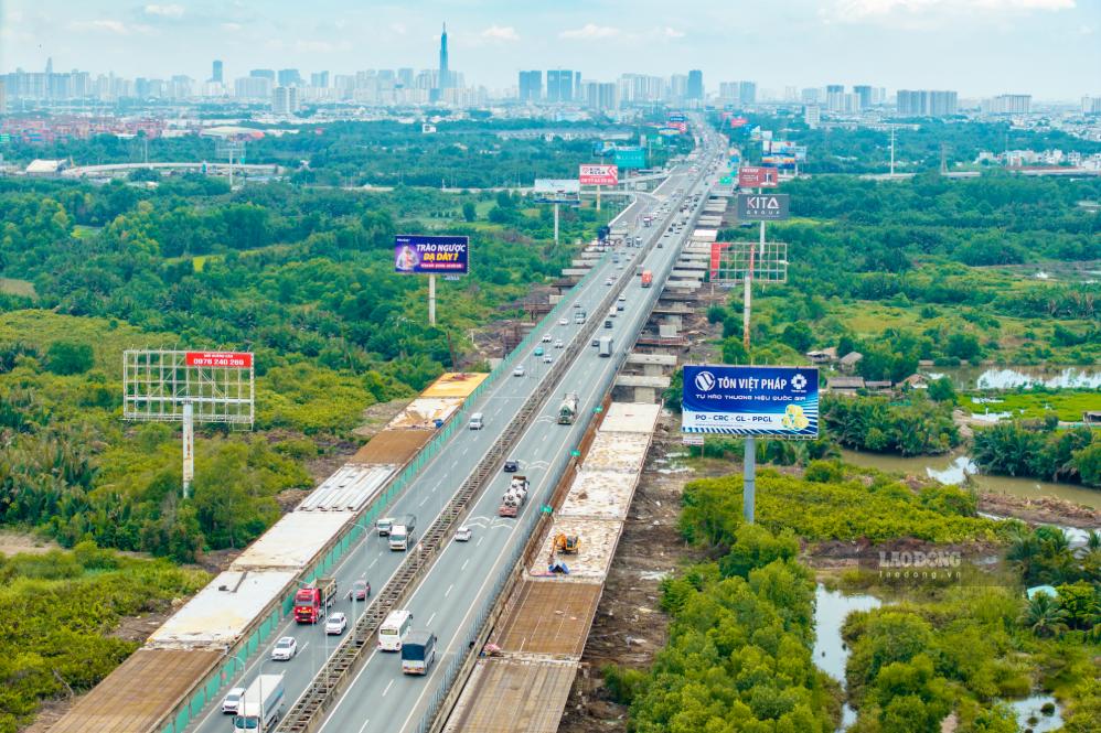 The Ho Chi Minh City - Long Thanh expressway expansion project is expected to be completed by the end of 2026. Photo: Anh Tu