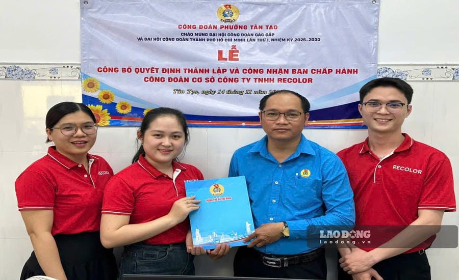 Mr. Nguyen Thanh Tuan - Chairman of Tan Tao Ward Trade Union (second from right) - presents the decision of the Ho Chi Minh City Labor Federation on the establishment of grassroots trade unions in the ward. Photo: Duc Long