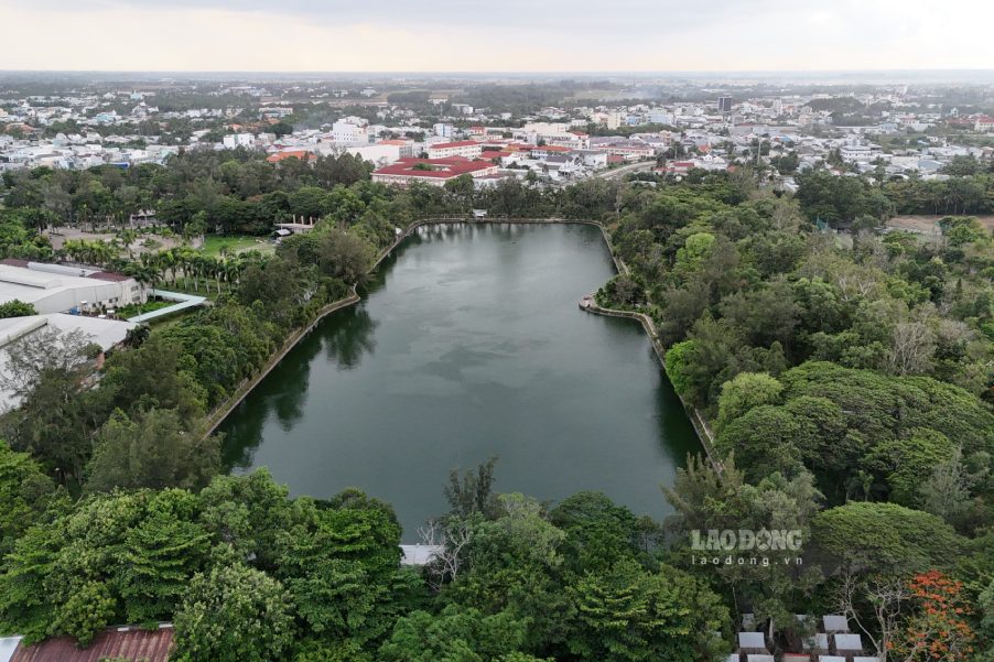 Overview of Nuoc Ngot Lake. Photo: Ta Quang