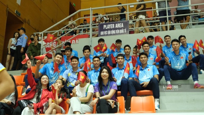 The Vietnamese men's volleyball team cheers on the women's team at SEA V.Cup 2026. Photo: Minh Phong