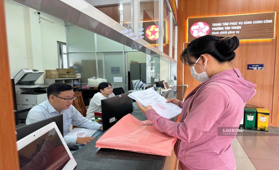 Administrative procedures of people are quickly and neatly handled by ward officials. Photo: Minh Tam