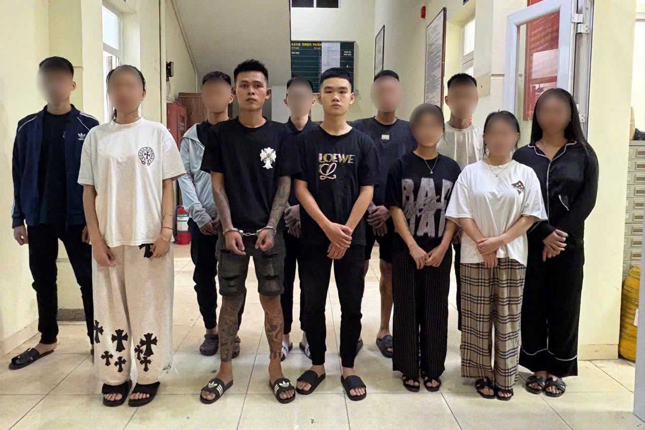 Các đối tượng và người liên quan đến vụ gây rối trật tự công cộng ở nhà hàng "Quán Nhỏ", phường Vĩnh Hưng. Ảnh: Công an Hà Nội 