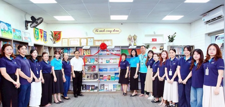The Trade Union bookshelf is one of the models effectively organized by the Kim Lien Ward Trade Union at the grassroots trade union. Photo: Kim Lien Ward Trade Union
