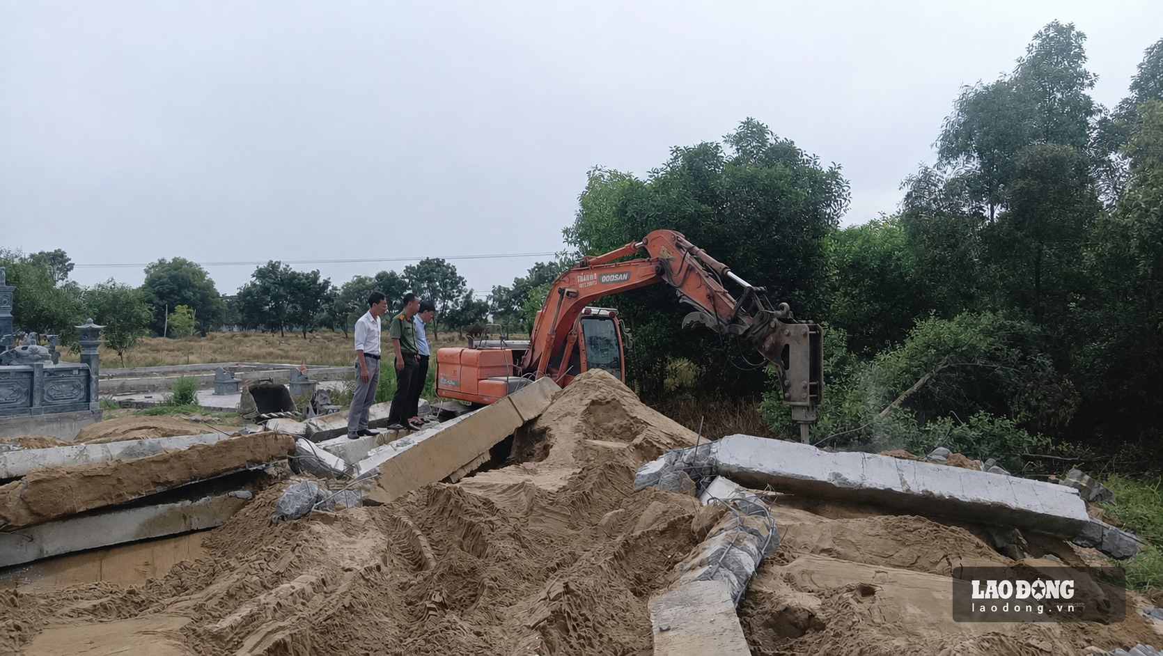 Người dân xã Đông Lộc, tỉnh Nghệ An tự tháo dỡ công trình lăng mộ kiên cố xây dựng trái phép sau khi chính quyền yêu cầu. Ảnh: Duy Chương