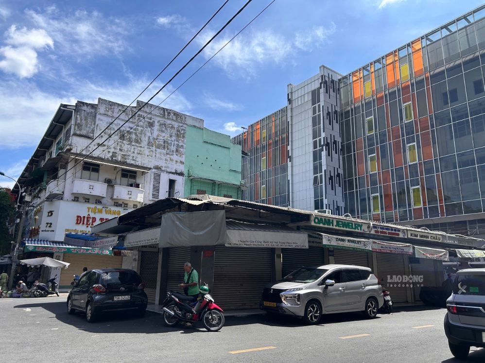 Nhiều cửa hàng kinh doanh vàng bạc, kim cương tại khu vực chợ An Đông tiếp tục đóng cửa ngày 2.8. Ảnh: Ngọc Lê