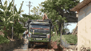 Le mouvement de don de terres pour ouvrir des routes se répand dans la commune de Tuyen Lam, province de Quang Tri. Photo: Thanh Trung