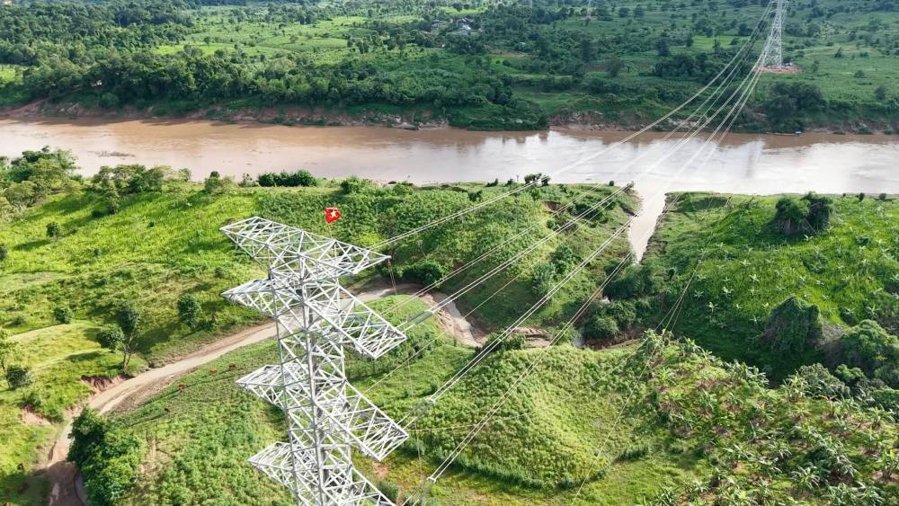 Tuyến đường dây truyền tải 220kV từ nhà máy điện gió Savan 1 trên lãnh thổ Lào đã được hoàn thành sau hơn 6 tháng thi công. Ảnh: T&T Group