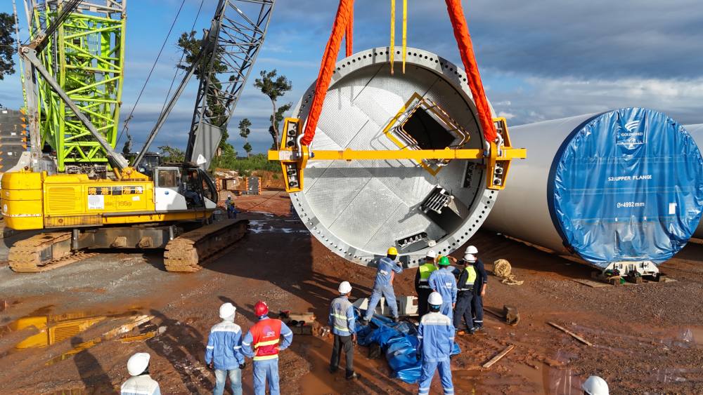Các kỹ sư đã vượt nắng, thắng mưa để tạo nên kỳ tích Savan 1 Ảnh: T&T Group