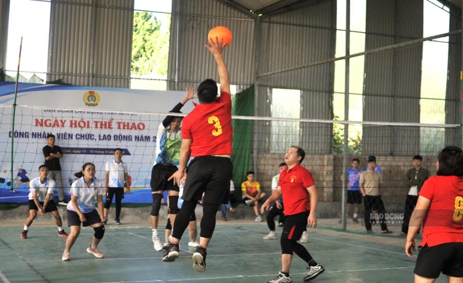 A volleyball match at the Sports Festival for workers, civil servants, and laborers in Son La. Photo: Truong Son
