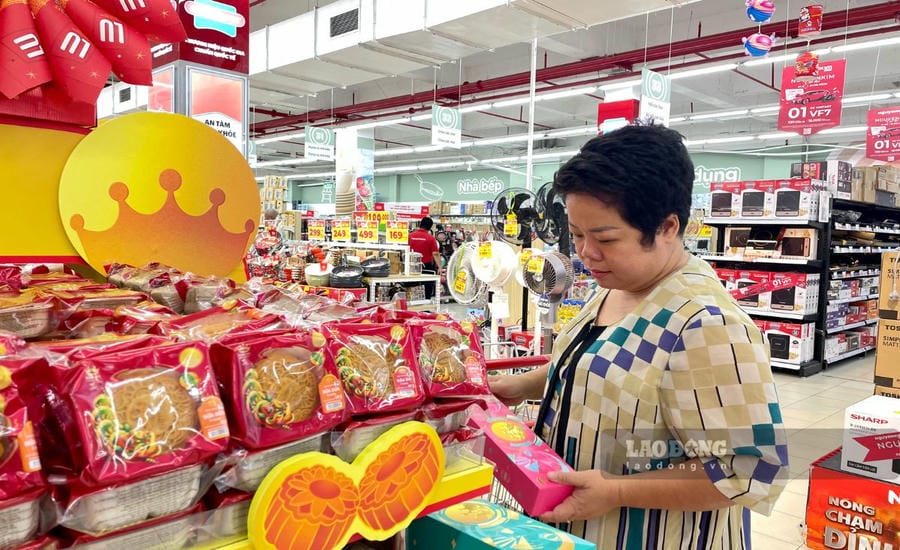Ms. Do Thi Huyen Trang (Cau Giay ward, Hanoi) chooses each cake to send to her parents on the occasion of Vu Lan Festival. Photo: Thanh Binh