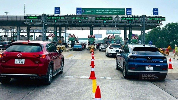 VETC's previous notice on collecting fees for managing e-wallets received many mixed opinions from public opinion. Photo: Minh Hanh