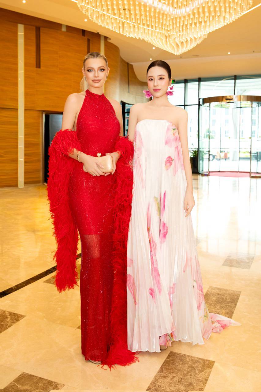 Tại sự kiện, Tô Diệp Hà có dịp gặp gỡ Miss World 2022 Karolina Bielawska và Miss World 2025 Opal Suchata Chuangsri.