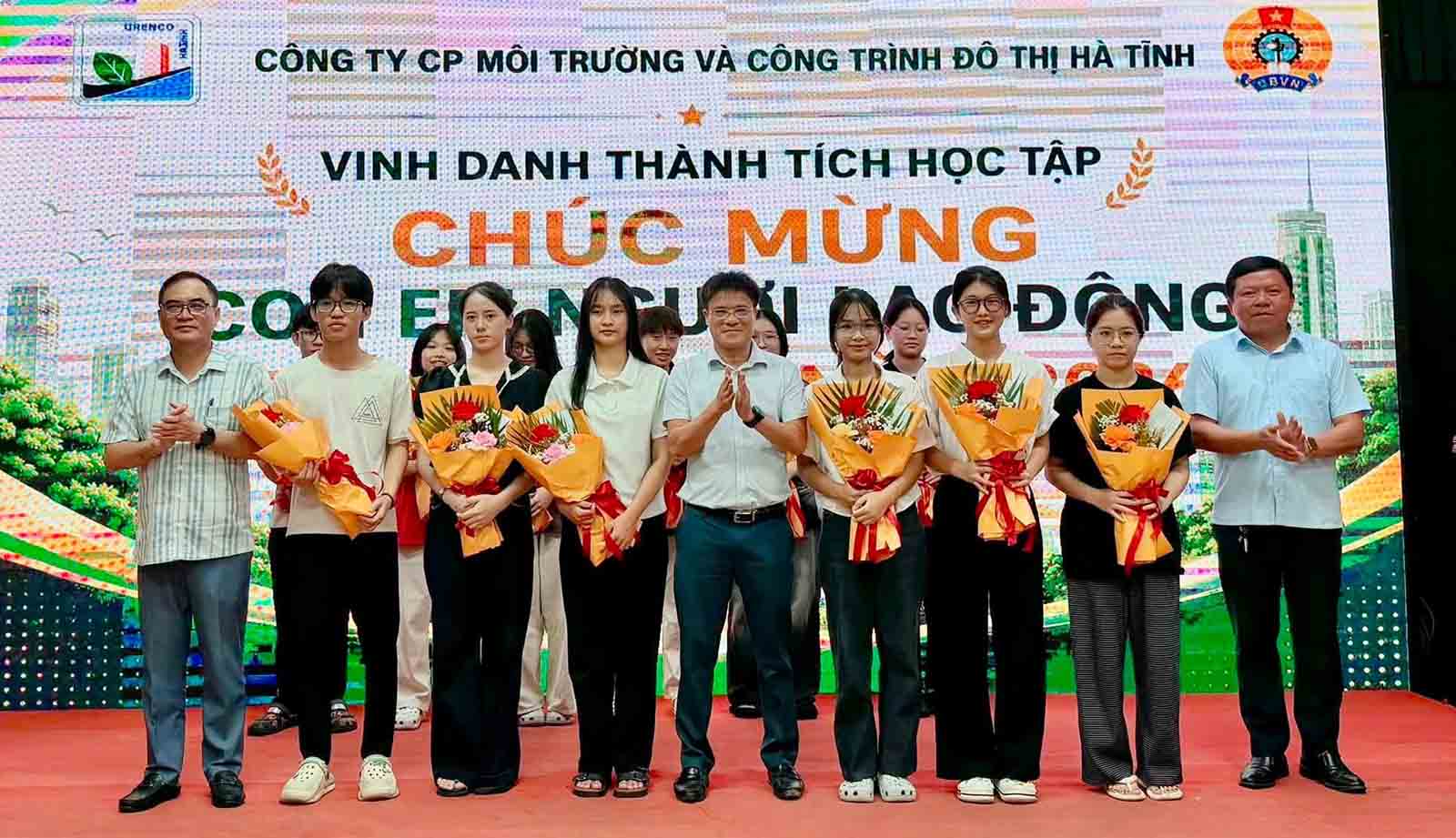 Ha Tinh Urban Environment and Construction Joint Stock Company presents gifts to children of workers who pass university entrance exams. Photo: Ha Tinh Trade Union