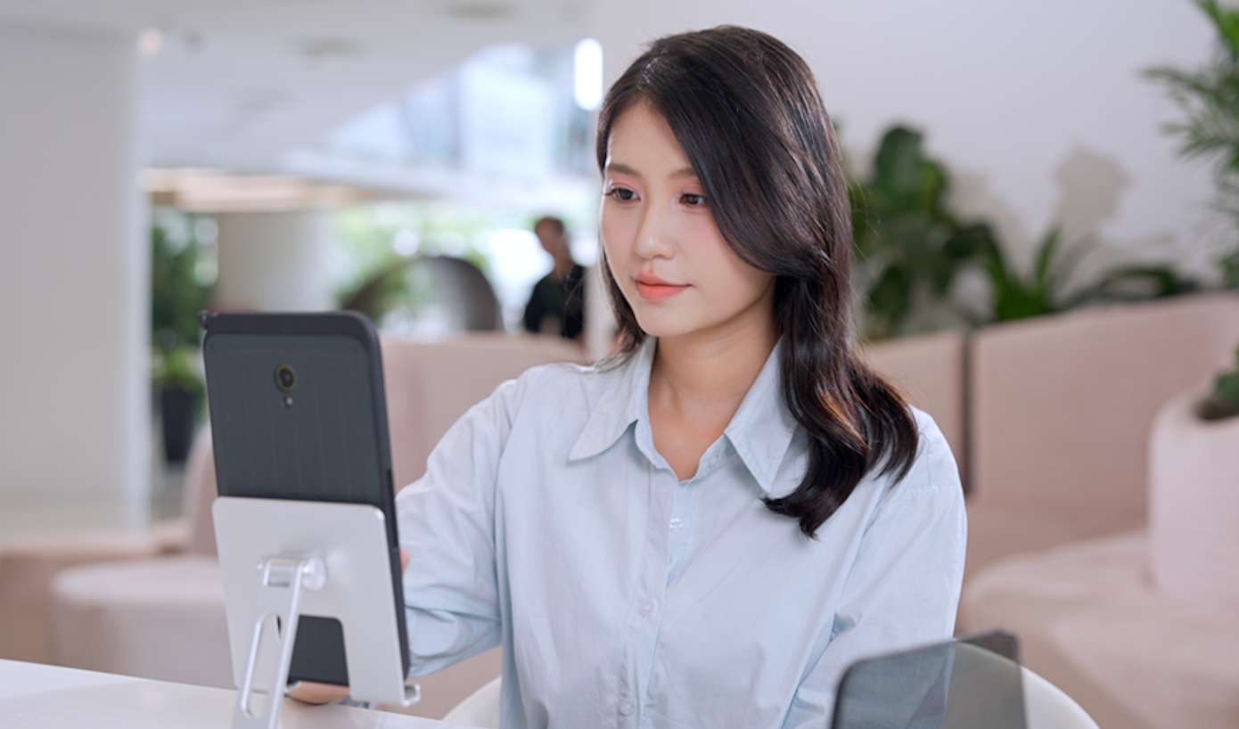 Khách hàng thực hiện xác thực sinh trắc học ngay tại quầy giao dịch VPBank. Ảnh: VPBank